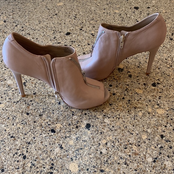 Gianni Bini Cream/Tan Zipper Heels Booties 8.5 - Picture 5 of 9